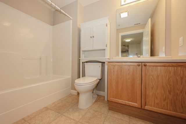 18 Crestview Cir Unit 207, Londonderry, NH 03053