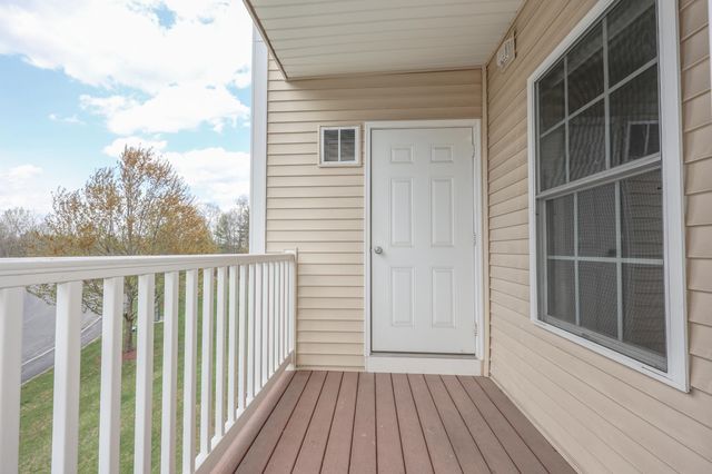 18 Crestview Cir Unit 207, Londonderry, NH 03053