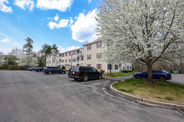 18 Crestview Cir Unit 207, Londonderry, NH 03053