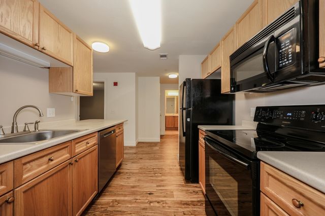 18 Crestview Cir Unit 207, Londonderry, NH 03053