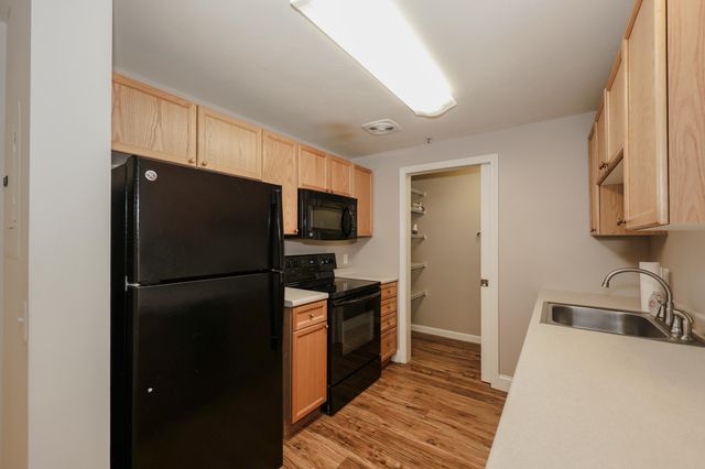 18 Crestview Cir Unit 207, Londonderry, NH 03053