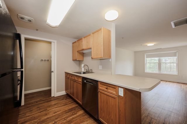 18 Crestview Cir Unit 207, Londonderry, NH 03053