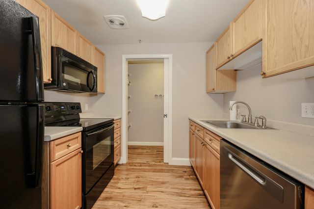 18 Crestview Cir Unit 207, Londonderry, NH 03053