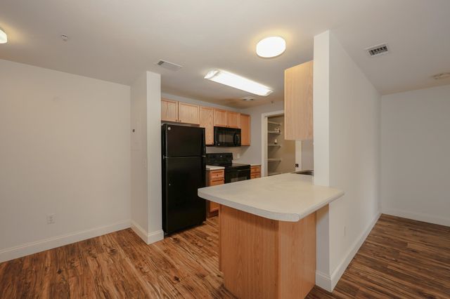 18 Crestview Cir Unit 207, Londonderry, NH 03053