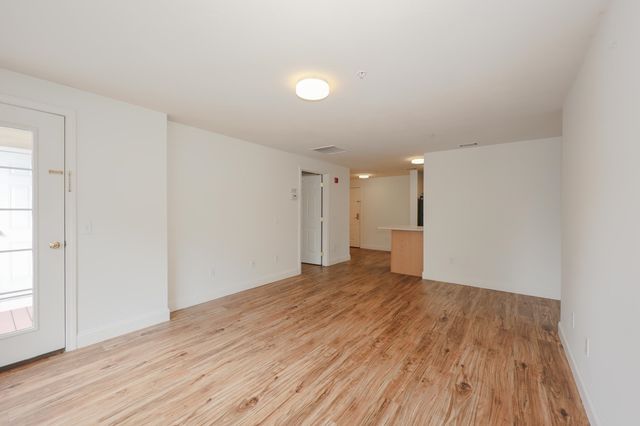 18 Crestview Cir Unit 207, Londonderry, NH 03053