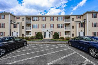18 Crestview Cir Unit 207, Londonderry, NH 03053
