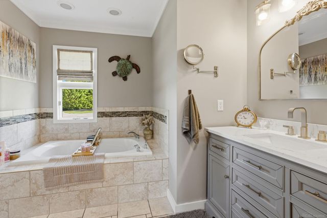 565 Lakes Edge Drive, Oxford, MI 48371