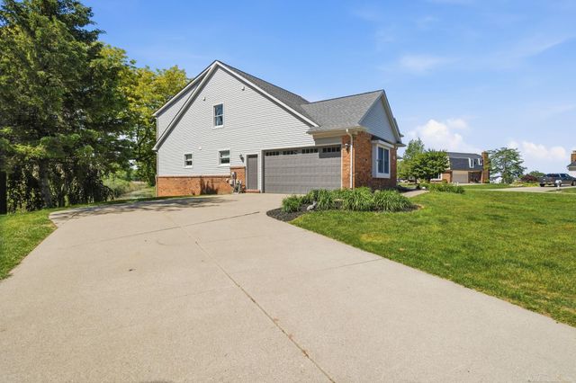 565 Lakes Edge Drive, Oxford, MI 48371