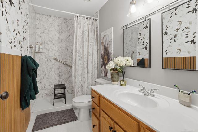 565 Lakes Edge Drive, Oxford, MI 48371