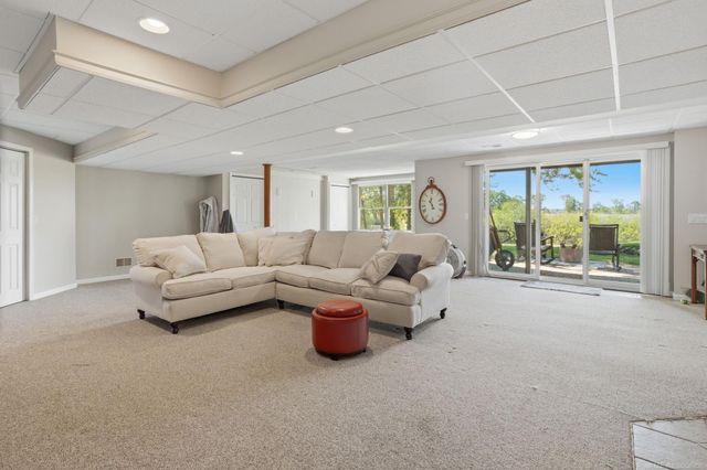 565 Lakes Edge Drive, Oxford, MI 48371