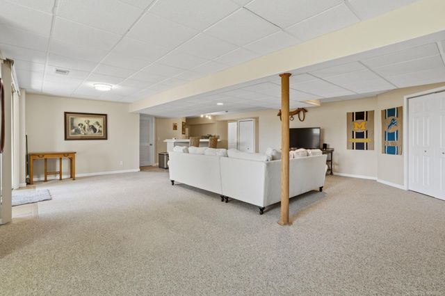 565 Lakes Edge Drive, Oxford, MI 48371