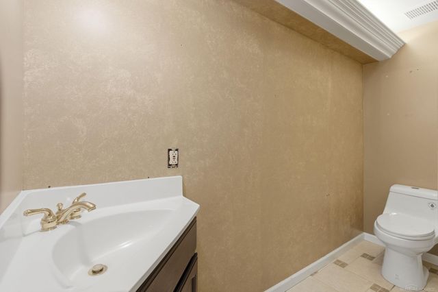 565 Lakes Edge Drive, Oxford, MI 48371