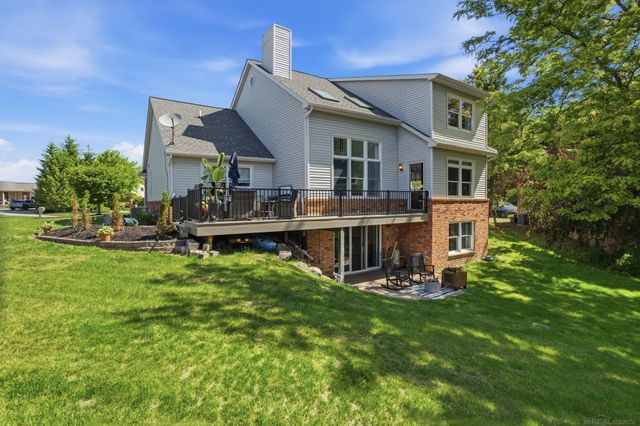 565 Lakes Edge Drive, Oxford, MI 48371