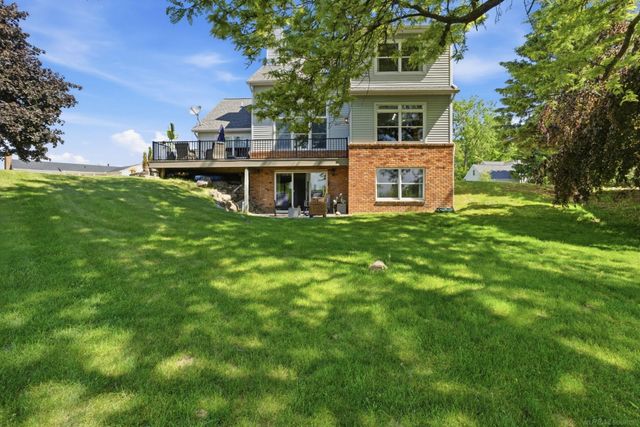 565 Lakes Edge Drive, Oxford, MI 48371