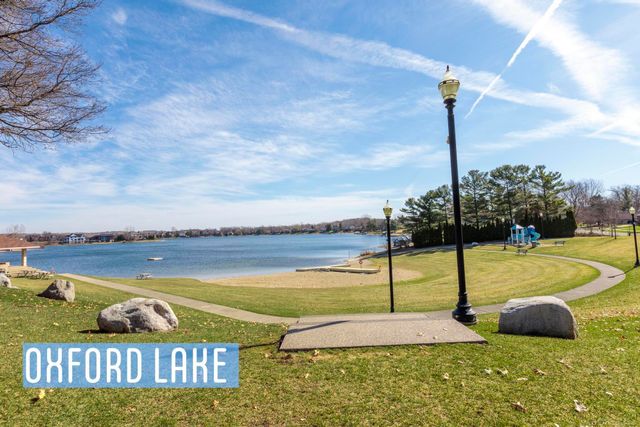 565 Lakes Edge Drive, Oxford, MI 48371