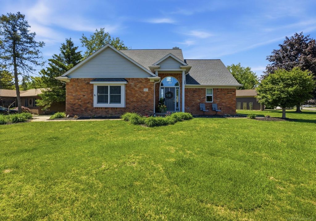 565 Lakes Edge Drive, Oxford, MI 48371