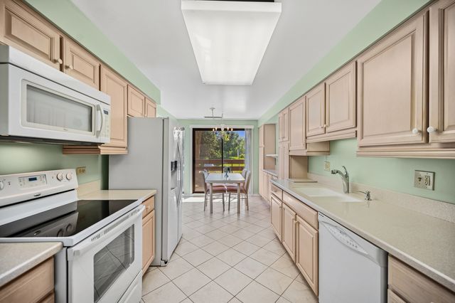 2000 CHESTNUT Avenue 103, Glenview, IL 60025