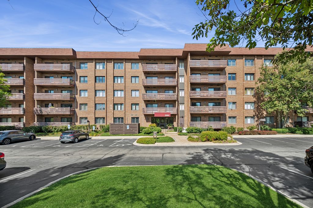 2000 CHESTNUT Avenue 103, Glenview, IL 60025
