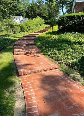 16 Mary Lane, Roslyn Harbor, NY 11548