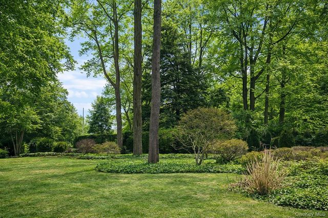 16 Mary Lane, Roslyn Harbor, NY 11548