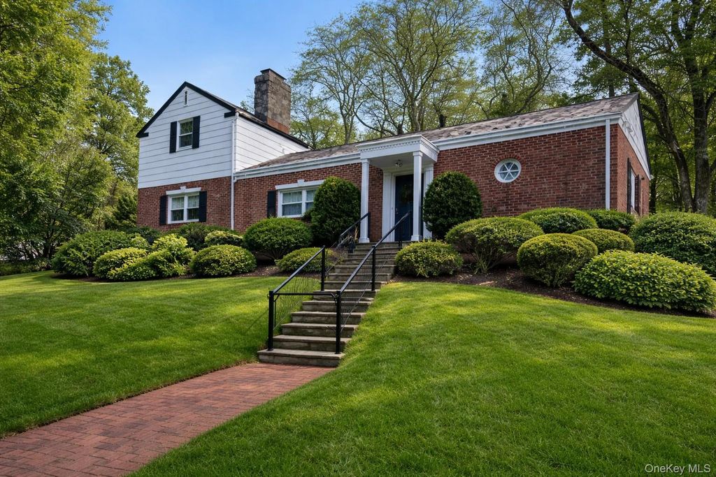 16 Mary Lane, Roslyn Harbor, NY 11548