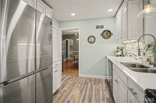 819 Blossom Lane, Rock Hill, MO 63119