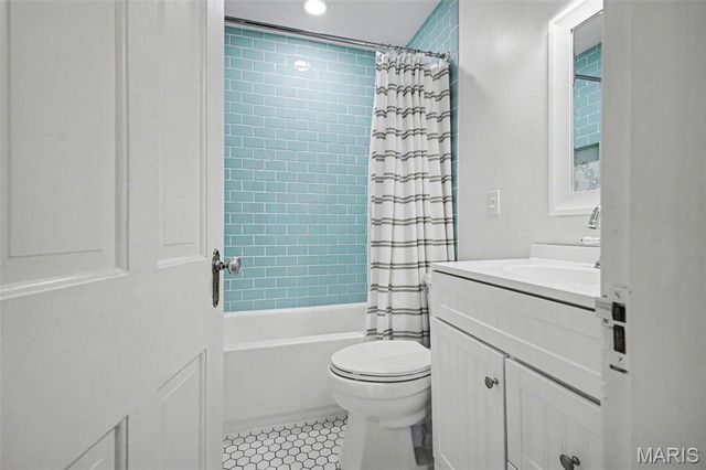 819 Blossom Lane, Rock Hill, MO 63119