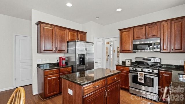 6913 Saranac Lane, Matthews, NC 28105