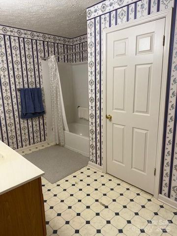 991 36th Avenue Court NE, Hickory, NC 28601