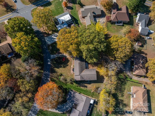 991 36th Avenue Court NE, Hickory, NC 28601