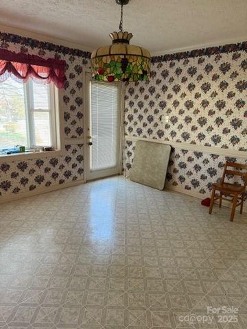 991 36th Avenue Court NE, Hickory, NC 28601