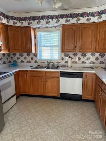 991 36th Avenue Court NE, Hickory, NC 28601