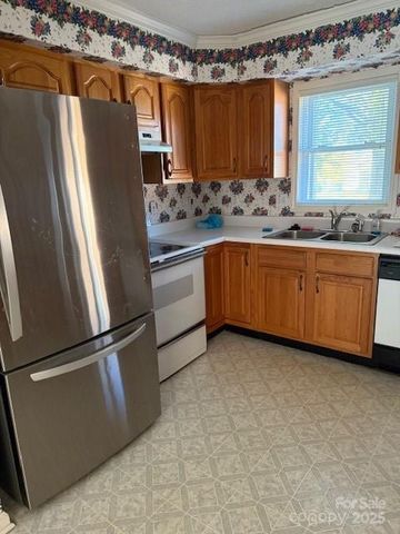 991 36th Avenue Court NE, Hickory, NC 28601