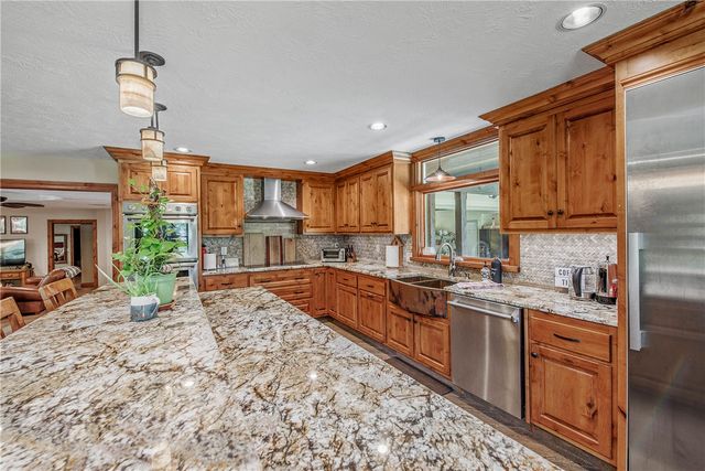 640 Piney Creek Drive, Bellville, TX 77418