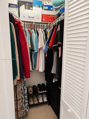 8059 NW 8th St 4, Miami, FL 33126