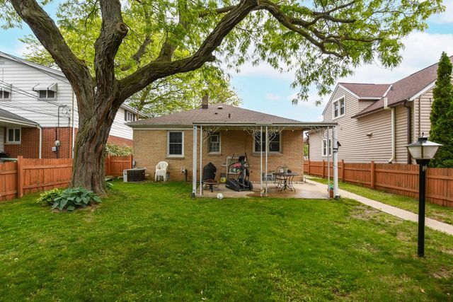 2426 5th AVENUE, South Milwaukee, WI 53172
