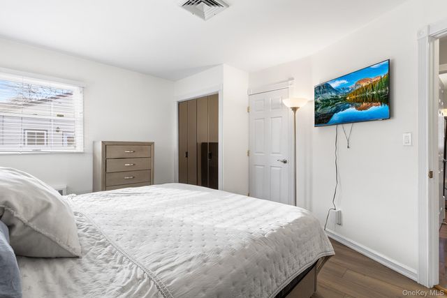 40 Frankie Lane, North Babylon, NY 11703