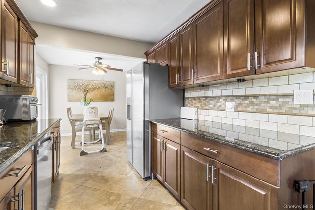 40 Frankie Lane, North Babylon, NY 11703