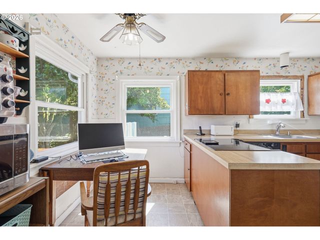 3115 Sw ILLINOIS St, Portland, OR 97239