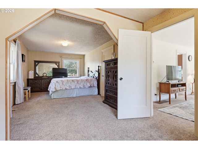 3115 Sw ILLINOIS St, Portland, OR 97239