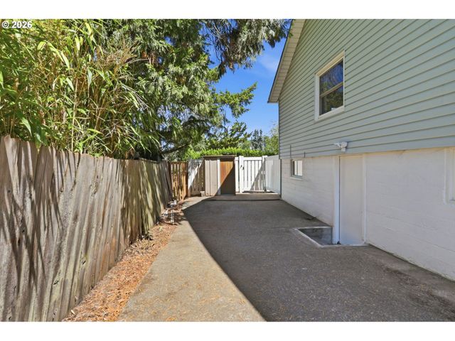 3115 Sw ILLINOIS St, Portland, OR 97239