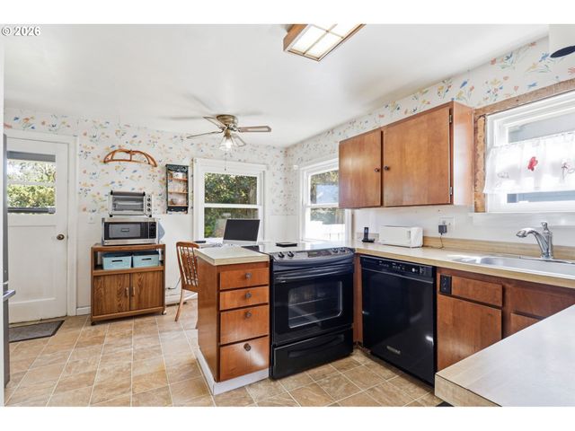 3115 Sw ILLINOIS St, Portland, OR 97239