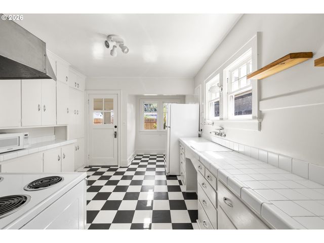 942 Ne SUMMER St, Salem, OR 97301