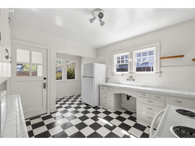 942 Ne SUMMER St, Salem, OR 97301