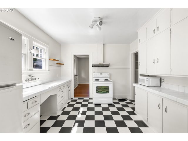 942 Ne SUMMER St, Salem, OR 97301