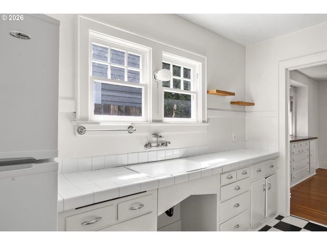 942 Ne SUMMER St, Salem, OR 97301