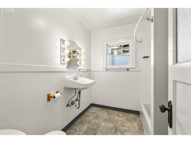942 Ne SUMMER St, Salem, OR 97301