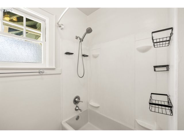 942 Ne SUMMER St, Salem, OR 97301
