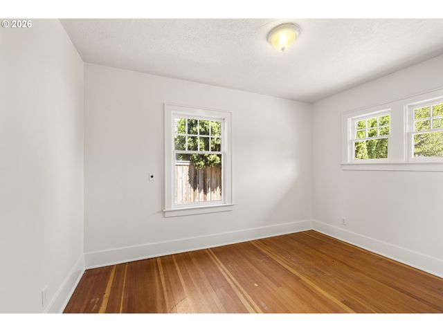 942 Ne SUMMER St, Salem, OR 97301
