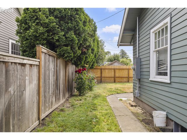 942 Ne SUMMER St, Salem, OR 97301